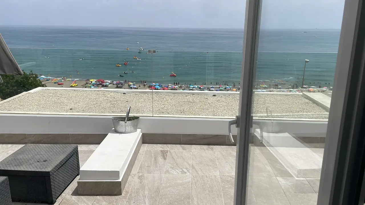 Terraza limpia con vistas a la playa en un apartamento turístico del centro de Fuengirola